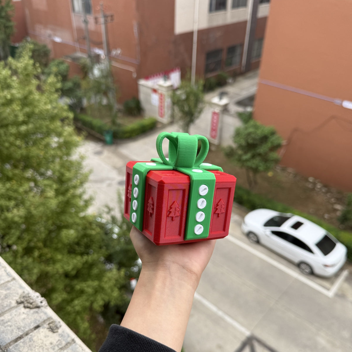 🎁 Screw It! The Impossible Gift Box